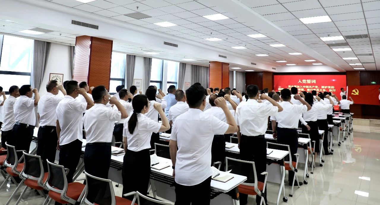 宏河集團(tuán)黨委開展＂不忘初心牢記使命＂主題黨日活動暨黨委書記講紀(jì)律黨課1